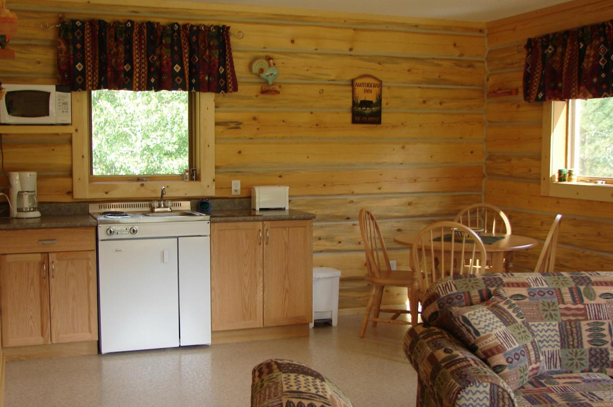 Mica Mountain Lodge & Log Cabins Tête Jaune 외부 사진